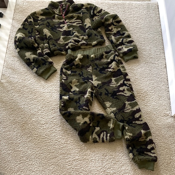 Camo Color 2 Piece Sherpa Set - Picture 9 of 12